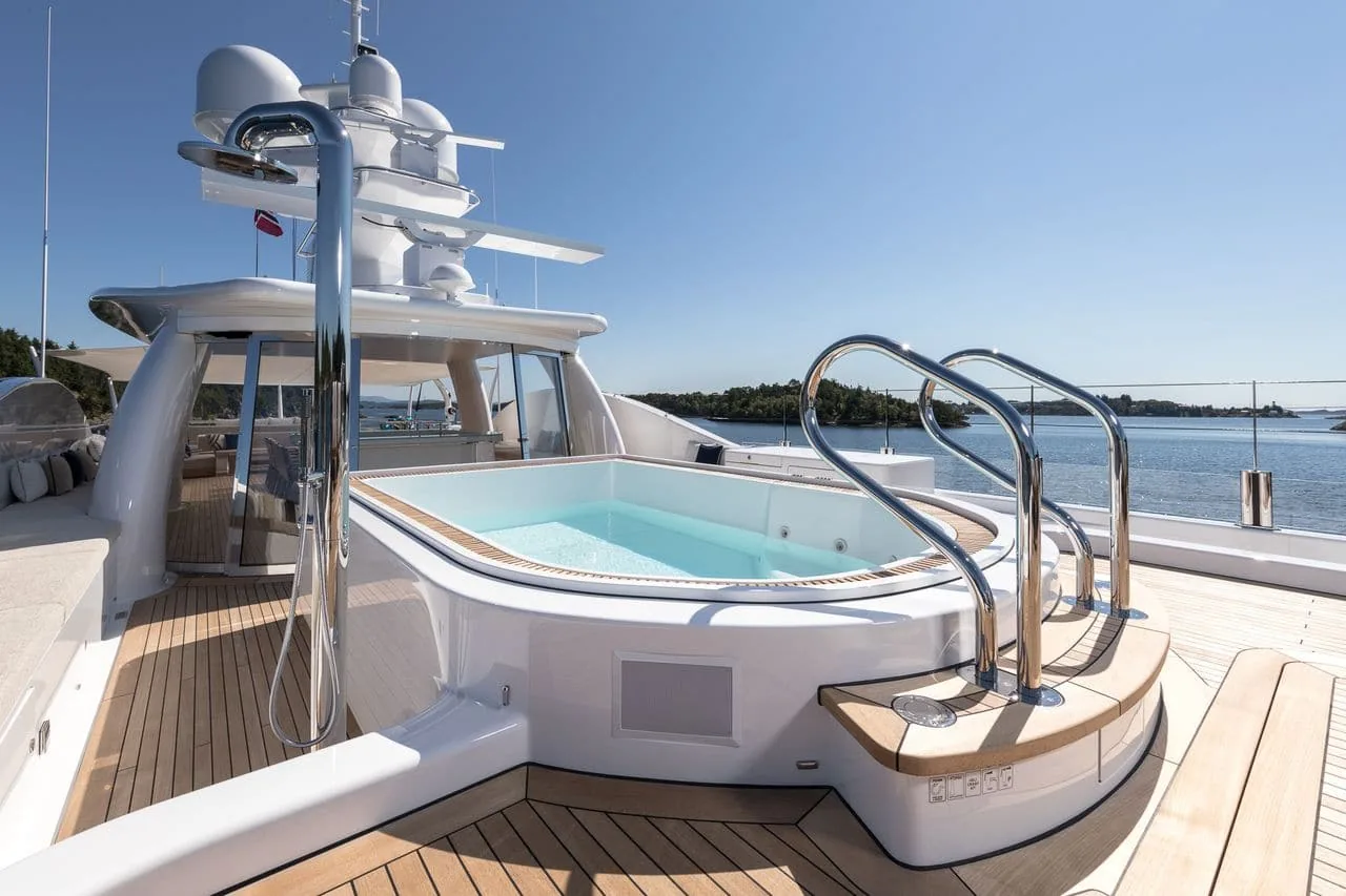 LILI - photo 10 location yacht Saint-Tropez