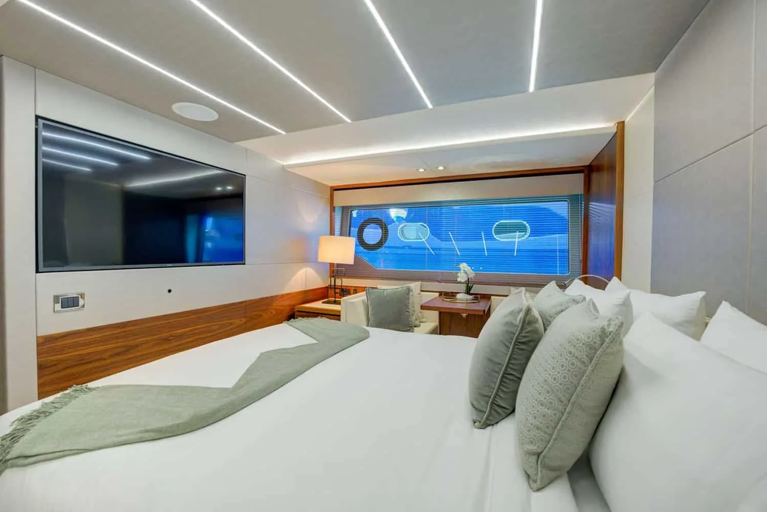 MIKEL ANGELO - photo 7 location yacht Saint-Tropez