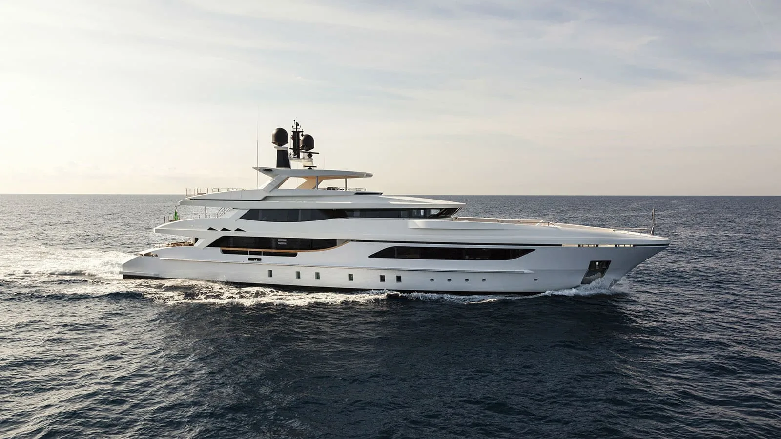 MR T - photo 2 location yacht Saint-Tropez