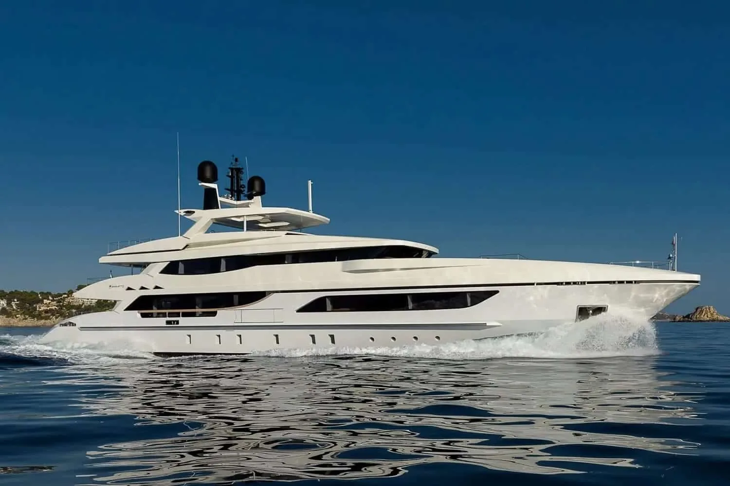 MR T - photo 3 location yacht Saint-Tropez