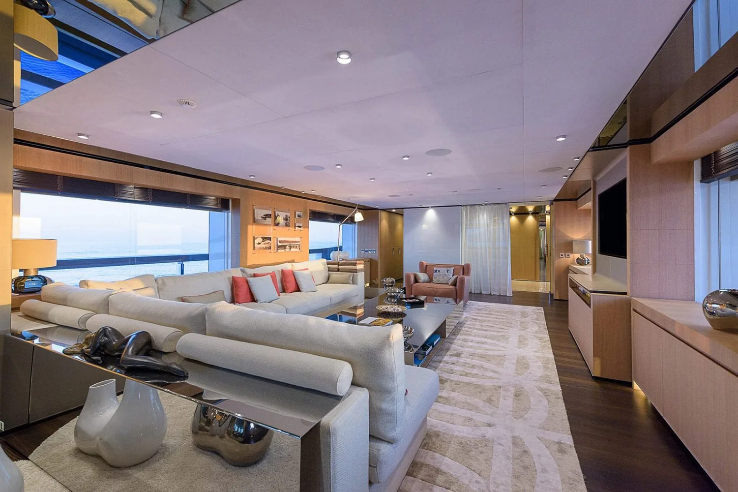 MR T - photo 17 location yacht Saint-Tropez