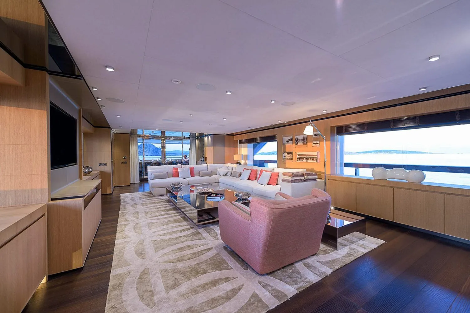 MR T - photo 18 location yacht Saint-Tropez