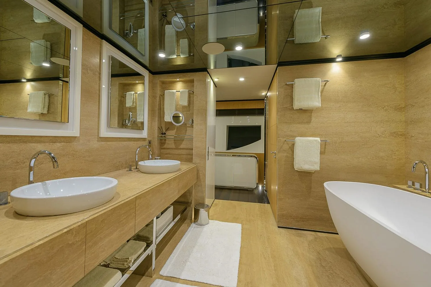 MR T - photo 23 location yacht Saint-Tropez