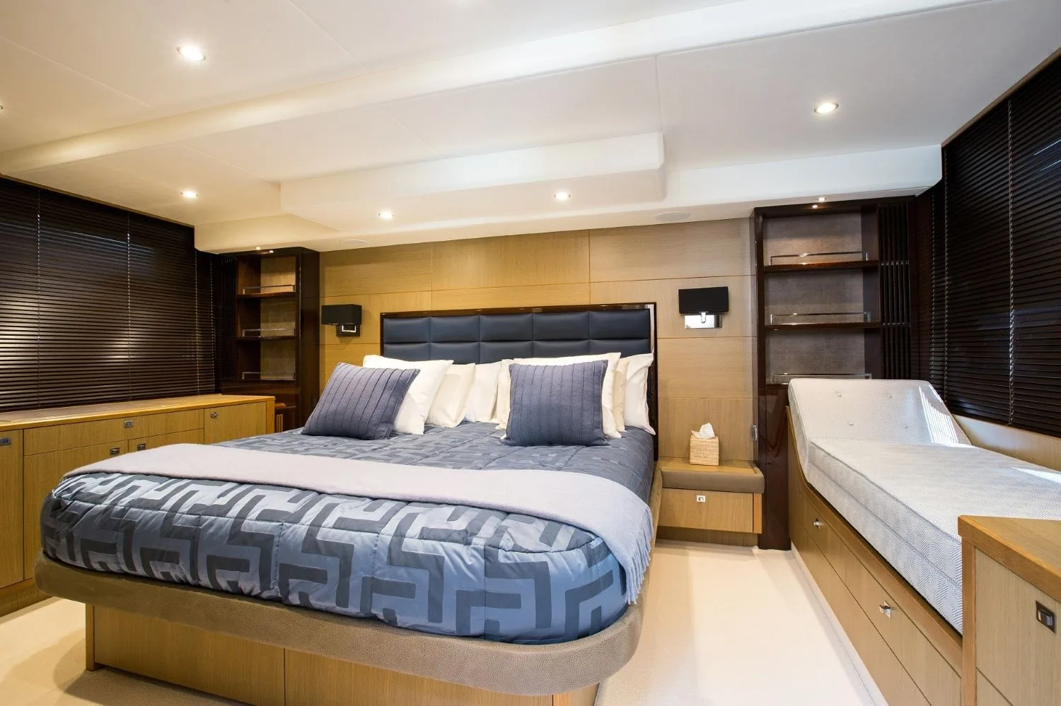 PRINCESS V64 - photo 12 location yacht Saint-Tropez