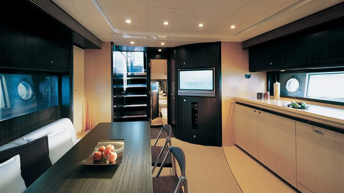 RIVA VERTIGO 63 - photo 4 location yacht Saint-Tropez