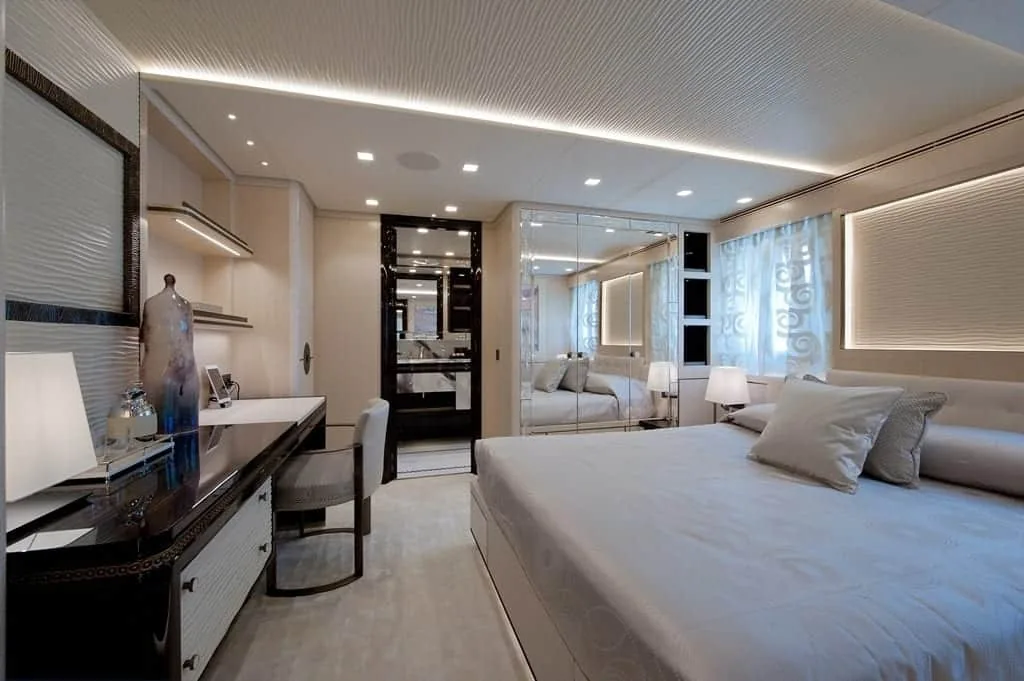 SCORPION - photo 22 location yacht Saint-Tropez