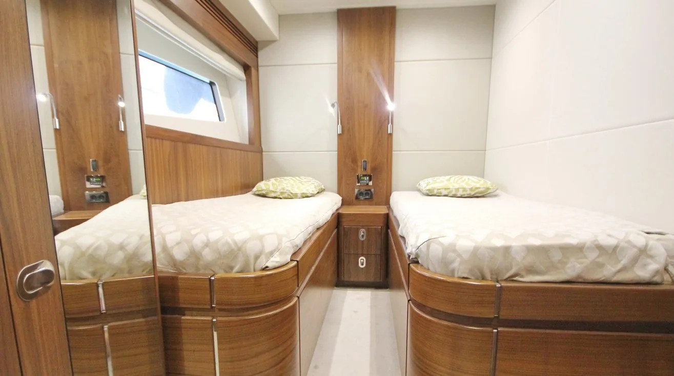 SUNSEEKER 75 - photo 13 location yacht Saint-Tropez