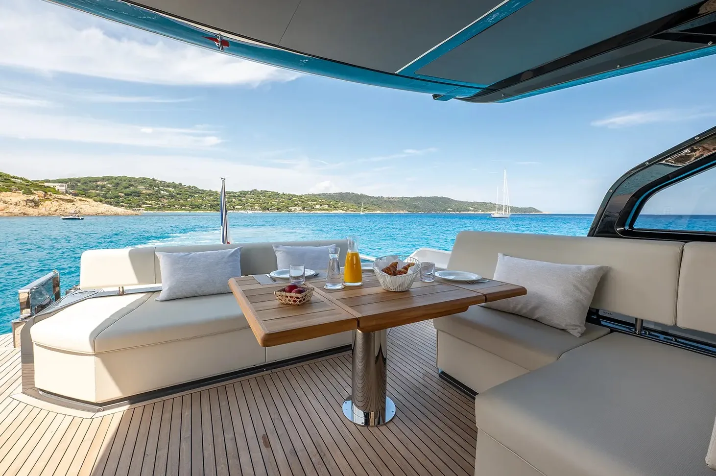 SUNSEEKER PREDATOR 65 - photo 5 location yacht Saint-Tropez