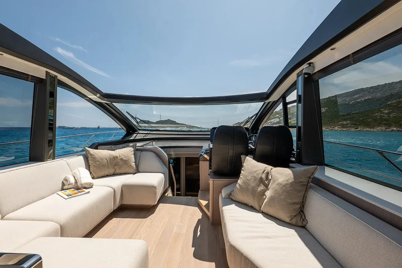 SUNSEEKER PREDATOR 65 - photo 6 location yacht Saint-Tropez